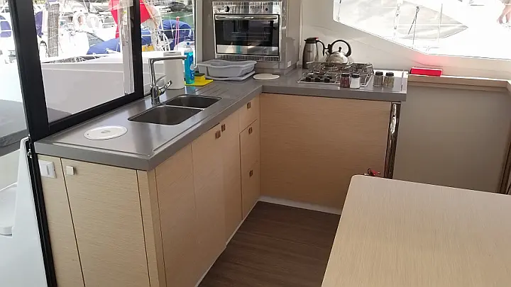 Fountaine Pajot Lucia 40