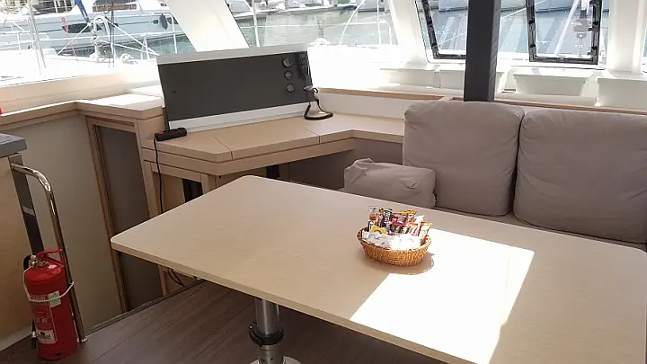 Fountaine Pajot Lucia 40