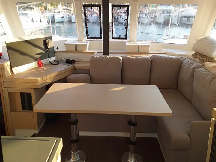 Fountaine Pajot Lucia 40