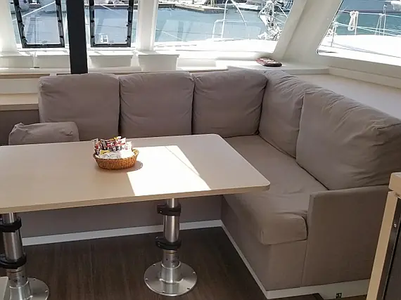 Fountaine Pajot Lucia 40