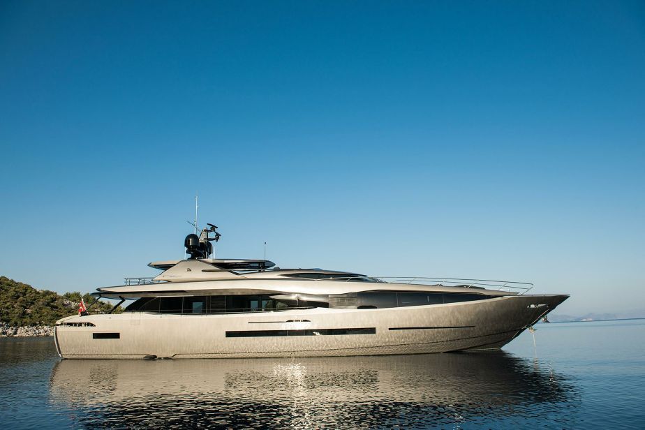 FX Motor Yacht,