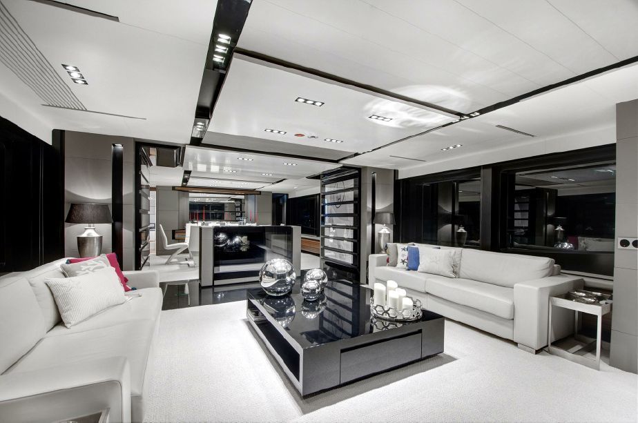 FX Motor Yacht,