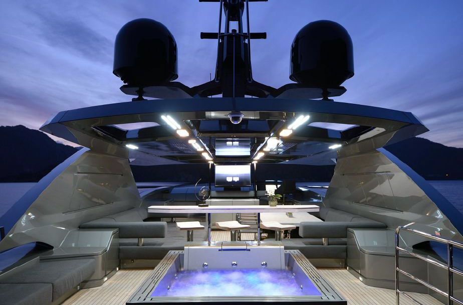 FX Motor Yacht,