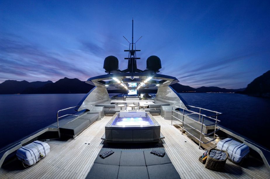 FX Motor Yacht,